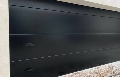 Переваги секційних гаражних воріт: компактність, безпека та довговічність