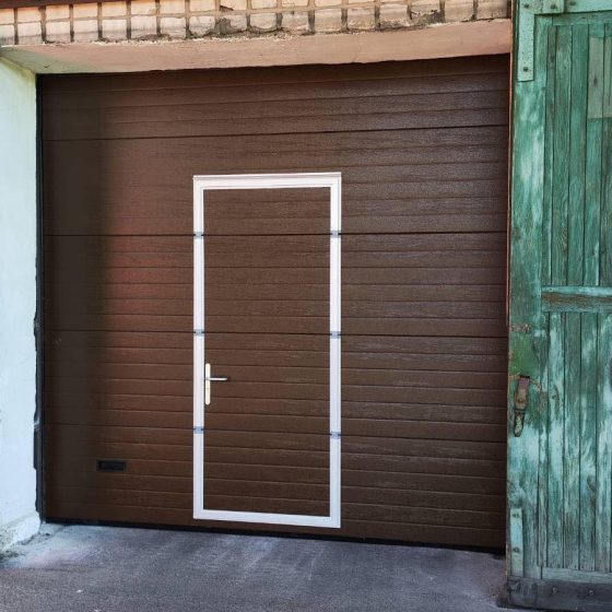 Автоматичні секційні ворота для бізнесу - краще з хвірткою чи без